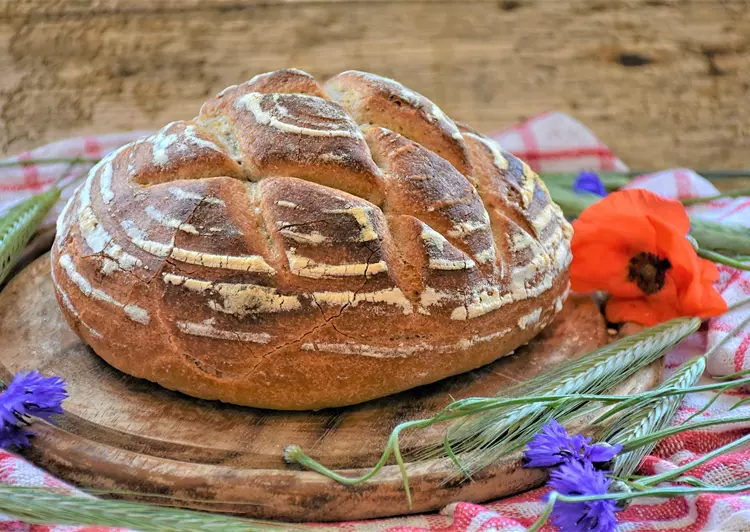 Хрустящий домашний хлеб после выпечки